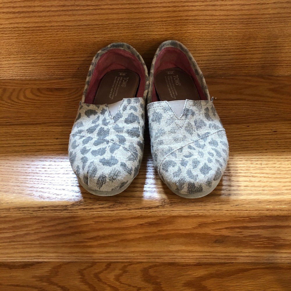 Leopard TOMS size 9